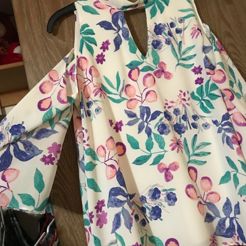 Everly V-Cut Chocker Neck Cold Shoulder Blouse - Picture 5 of 8